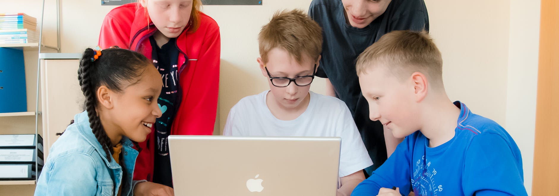 Junge mit Laptop beim Online lernen