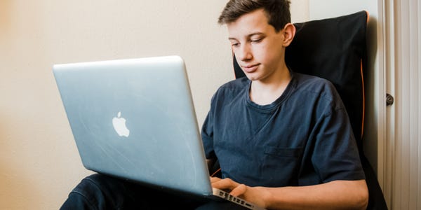 Junge mit Laptop beim Online lernen mit CollegeLine