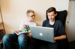 Zwei Schüler gemeinsam am Computer beim Computerkurs